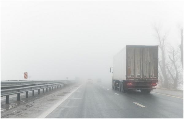 Avertizare ANM. Cod galben de vânt şi ceaţă în mai multe judeţe din ţară. Rafalele vor ajunge la 60 km/h. Zonele vizate