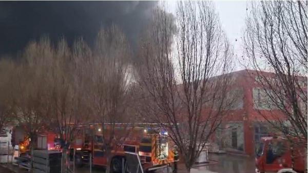 Incendiu puternic în Craiova la un depozit de materiale de construcţii. A fost emis mesaj Ro-Alert