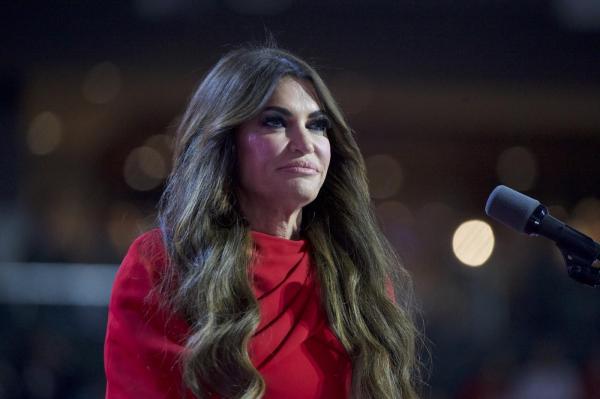 Trump îşi trimite nora ambasadoare în Grecia. Kimberly Guilfoyle e fostă prezentatoare TV şi e logodită cu Donald Trump Jr