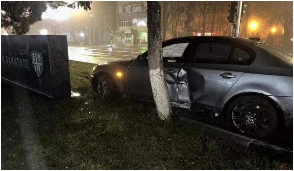 Un șofer băut a intrat cu mașina în gardul spitalului din Slatina. Ce alcoolemie avea