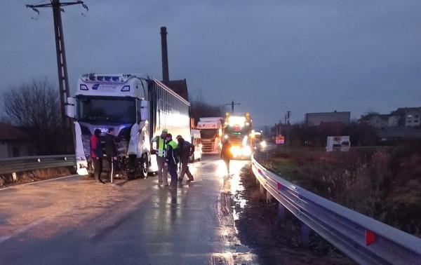 Şofer mort într-o maşină făcută praf, după un accident cu un TIR şi o camionetă. Tragedie la Margina, în Timiş