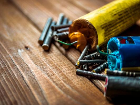 Elev de 19 ani, transportat la spital după ce o petardă i-a explodat în mână, în timpul unei pauze la un liceu din Vaslui