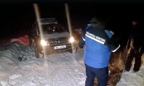 Doi adulți și un copil de doi ani, salvați din zăpadă