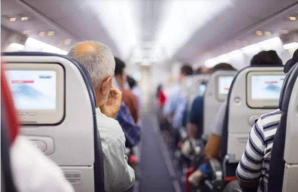 O femeie s-a urcat fără bilet într-un avion ce decola din New York şi a ajuns la Paris. Ce a păţit pasagerul clandestin la zborul de întoarcere