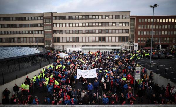 Cel mai mare angajator din Germania vrea să facă mii de concedieri, să taie salariile şi să închidă fabrici. Angajaţii intră în grevă