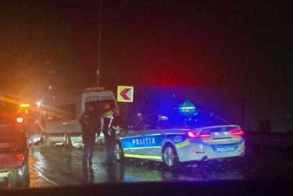 Nouă persoane au fost rănite în urma unui accident produs între un microbuz de transport persoane, o autoutilitară și un autoturism, pe centura Aradului