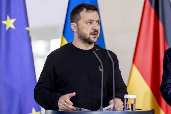 "Aderarea la Alianţă este realizabilă, dar doar dacă luptăm la toate nivelurile", le-a spus Zelenski diplomaţilor ucraineni