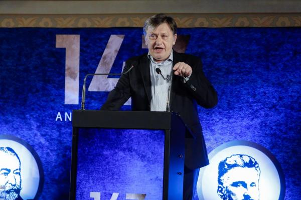 Crin Antonescu, despre o posibilă candidatură la prezidenţiale din partea coaliţei: "E o discuţie complexă"