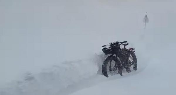 Un turist a urcat pe munte cu bicicleta, în zona Blana lovită de un viscol puternic. Reacţia Salvamont