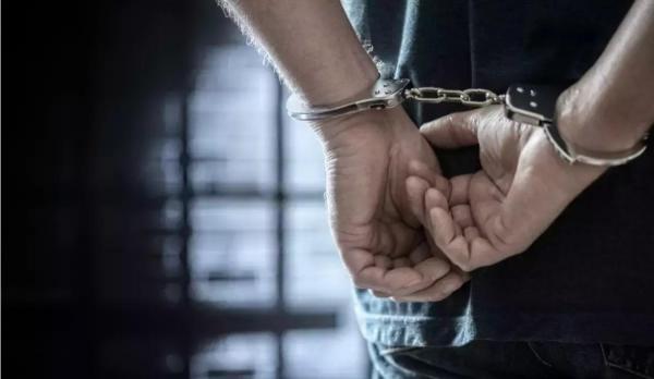 Un bărbat de 30 de ani şi un minor de 17 ani, reţinuţi după ce au intrat într-o locuinţă şi au ameninţat proprietarul cu un cuţit. "Prada" cu care au plecat