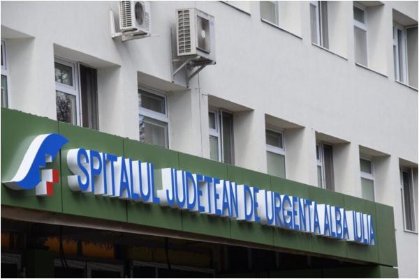 O bătrână de 90 ar fi fost ţinută 7 ore în sala de aşteptare al spitalului din Alba Iulia. Conducerea dă vina pe lipsa de personal