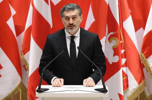 Cel puţin 2.000 de persoane s-au adunat duminică dimineaţa în faţa palatului prezidenţial din Georgia