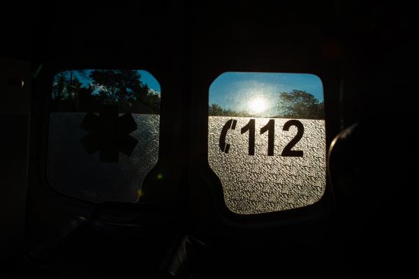 Două maşini s-au izbit, iar una dintre ele a luat foc