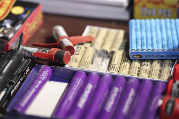 Doi tineri din Suceava, prinşi de jandarmi cu peste 1.600 de petarde şi artificii asupra lor