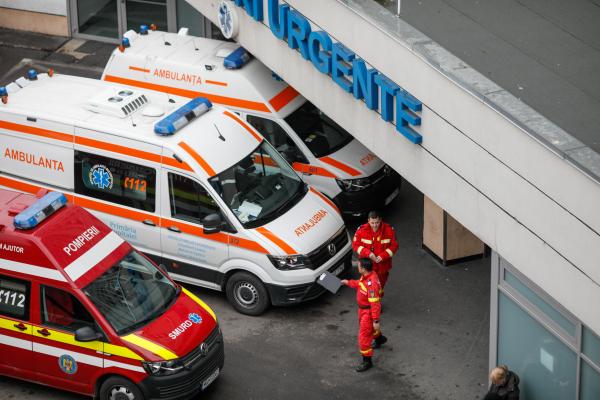 Un bărbat de 37 de ani a căzut în gol 7 metri, din parcarea unui mall din Timişoara. Ieşise la ţigară şi vorbea la telefon când s-a dezechilibrat