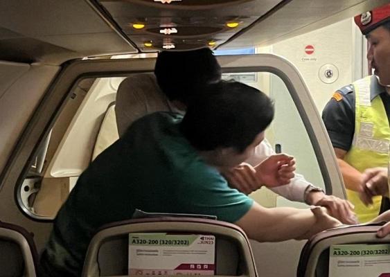 Haos la bordul unui avion Airbus 320. Un canadian a deschis uşa aeronavei şi a deschis toboganul de evacuare chiar înainte de decolare, în Thailanda