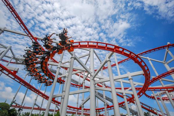 Un copac s-a prăbuşit pe un rollercoaster din Spania. 14 persoane rănite, dintre care două grav