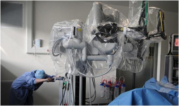 Femeie cu cancer, moartă după o operație la un spital din SUA. Un robot chirurgical i-ar fi perforat intestinul subțire