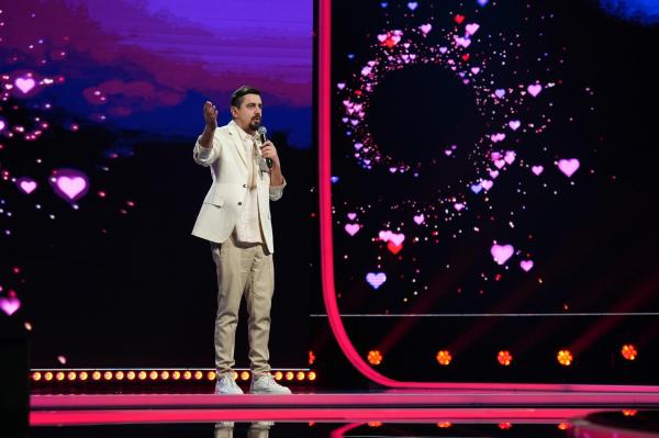 Cosmin Natanticu deschide cel mai nou sezon iUmor și dă de pământ cu Valentine’s Day: "E disperată după cadouri și e din ce în ce mai greu să o impresionez!"