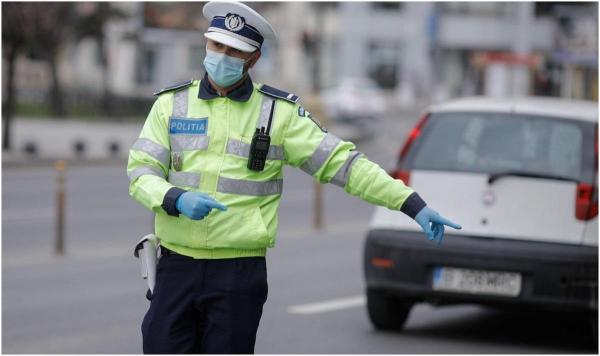 Un bărbat din Timişoara, oprit în trafic de poliţişti când dădea "traseul" pentru obţinerea permisului. E suspectat că a consumat droguri