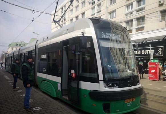 Un vatman din Iaşi şi-a văzut moartea cu ochii. A făcut greşeala să miroasă bagajul unei bătrâne de 70 de ani: ce transporta femeia