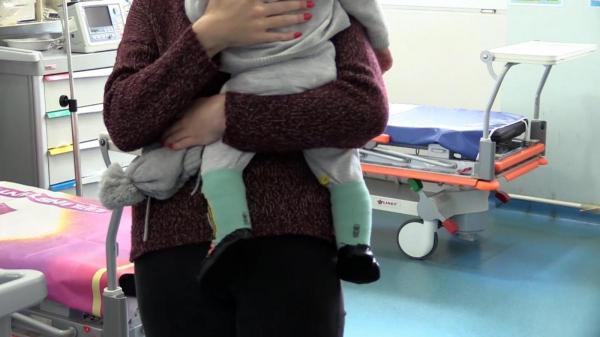 A murit fetiţa de 3 ani din Iaşi, spălată pe cap de mama ei cu o soluţie toxică, pentru animale. Micuţa a luptat o lună pentru viaţă