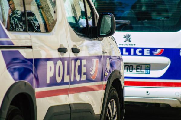 Sudanez de 40 de ani, împuşcat de 20 de ori după ce a ameninţat un cuţit de măcelărie mai mulţi poliţşti, într-o staţie de tramvai din Paris