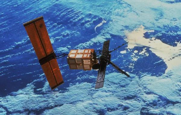 "Satelitul bunic" al Europei, de mărimea unui autobuz, va cădea pe Pământ în următoarele ore. Ce şanse sunt să lovească zone populate