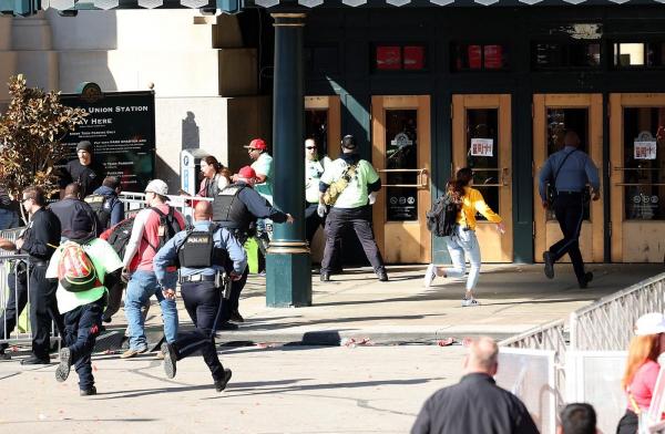 Doi bărbaţi au deschis focul în timpul unui eveniment dedicat Super Bowl. O femeie a murit, 22 de persoane au fost rănite