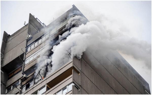 O mamă din Anglia, nevoită să-și arunce fetițele pe geam, după ce apartamentul le-a luat foc