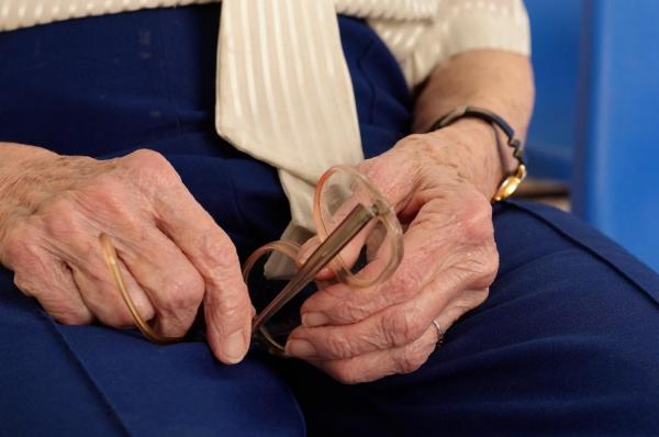 Schema prin care un bărbat din Timiş s-a ales cu zeci de mii de lei, după ce a păcălit mai mulţi bătrâni. Ce le promitea vârstnicilor