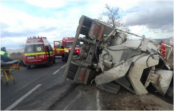 Tânăr de 32 de ani, mort după ce s-a răsturnat cu betoniera în șanț, pe o șosea din Buzău