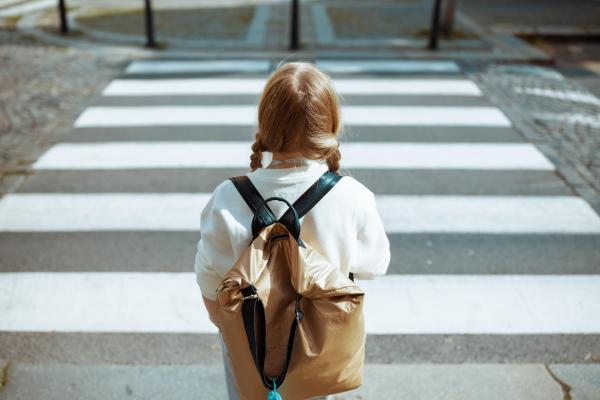 O copilă de 14 ani a fost lovită de un autobuz când traversa strada. Accident grav într-o localitate din Gorj