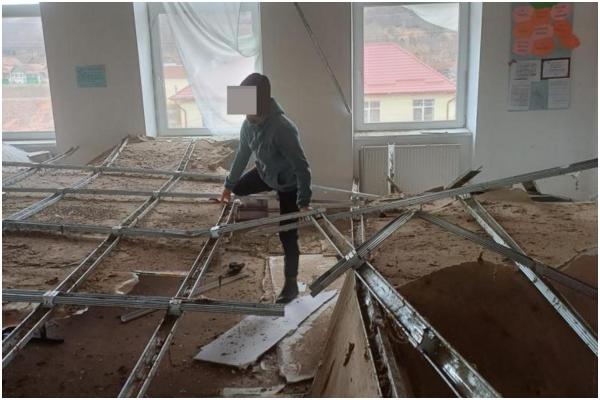 Patru elevi, răniți după ce tavanul unei săli de clasă s-a prăbușit. Incident grav la școala din Loamneş, județul Sibiu