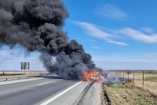 Maşină cuprinsă de flăcări pe autostrada A1. Şoferul şi pasagerii au reuşit să iasă în ultimele clipe