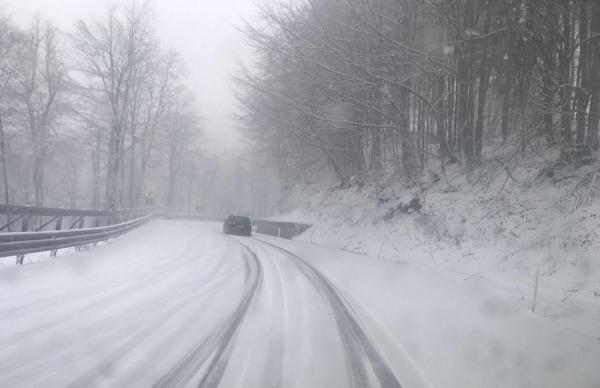 Informare de vreme severă în aproape toată ţara. ANM anunţă rafale puternice, ninsori şi strat de zăpadă la munte; ploi şi vânt, în rest