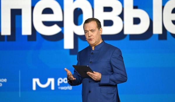 ”Să ia mai multe perechi de chiloţi! Va mirosi foarte puternic". Dmitri Medvedev îl atacă pe Emmanuel Macron în franceză