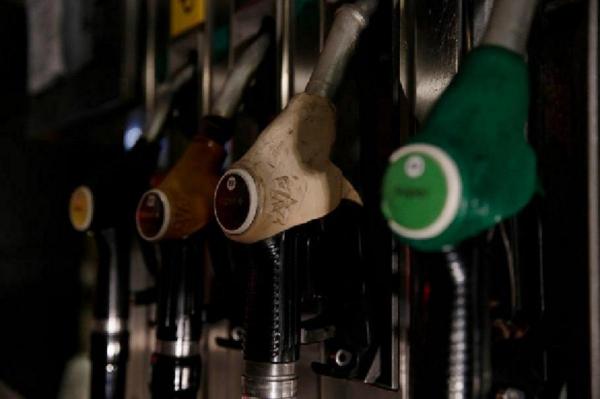 Preţurile la carburanţi sunt în scădere, faţă de ziua precedentă