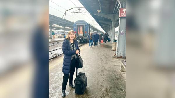 Ambasadoarea SUA în România, poză din Gara de Nord în drum spre Suceava. Avalanșă de glume din partea românilor: "Ați pierdut un pariu?"