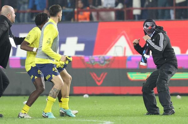 Anchetă în Turcia, după o bătaie generală la finalul meciului Trabzonspor – Fenerbahce. Jucătorii şi-au împărţit pumni şi picioare cu fanii, pe teren