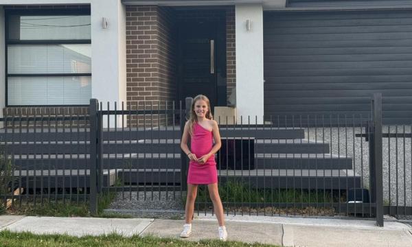 Cum au reuşit 3 fraţi să-şi cumpere o casă de 400.000 de euro, pe când mezina avea doar 6 ani. Visează la un imperiu imobiliar şi să nu ducă vreodată grija banilor