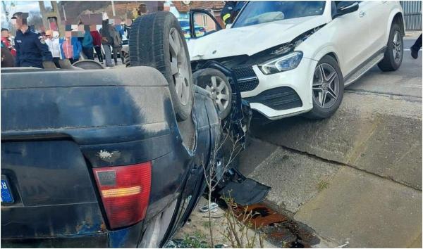 Cinci răniți, după un accident grav în Mureș. O mașină s-a răsturnat, după ce s-a izbit violent cu un Mercedes. Una dintre victine, în stare gravă