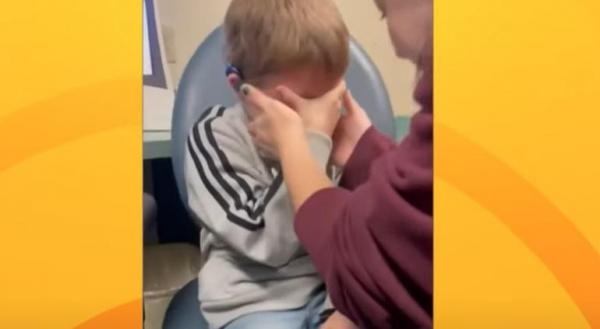 Momentul emoţionant în care un copilaş din SUA aude pentru prima dată vocea mamei. La 6 ani, Connor a auzit primul "Te iubesc" din partea femeii care i-a dat viaţă