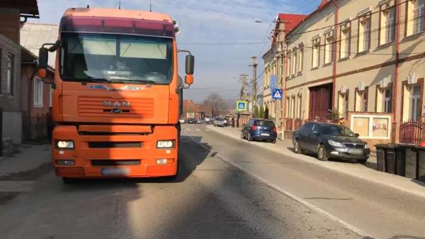 Fetiţă de 12 ani, acroşată de un TIR pe trecerea de pietoni, în faţa unei şcoli din Bistriţa. Copila a fost transportată la spital