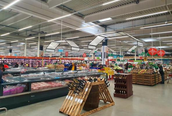Unde se află primul magazin total automatizat din România. Clienţii nu scanează produsele şi nu plătesc la casă