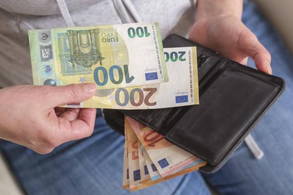 Salariul minim, majorat de la 1 aprilie într-o ţară din Europa locuită de peste 45.000 de români. Suma decisă de guvern