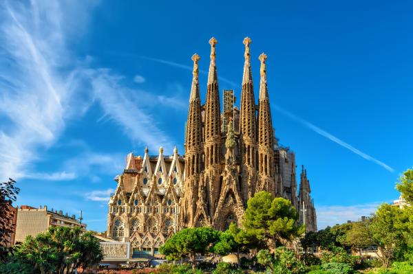 Când va fi gata Bazilica Sagrada Familia din Barcelona. Este considerată una dintre minunile lumii moderne