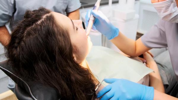 Românii, restanţieri la igiena orală din cauza preţurilor prea mari. Un implant costă între 1500 lei şi 3000 de lei