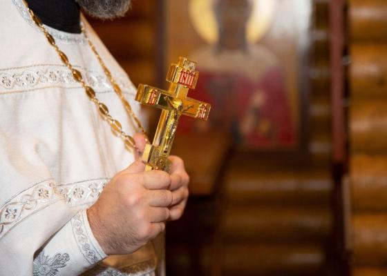Preot din Sibiu exclus din biserică, după ce şi-a înşelat enoriaşii. Primea bani pentru mir de la Muntele Athos pe care îl producea de fapt în subsolul bisericii