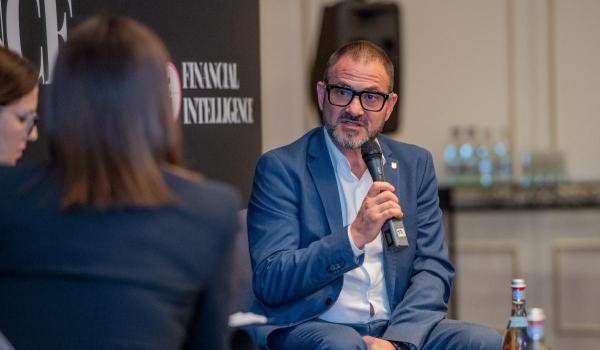 "Atentat la siguranţă". Şeful ANPC avertizează cu privire la carnea de pui: Unii sunt vopsiţi prin hrănire, pentru ca vopseaua să nu poată fi spălată